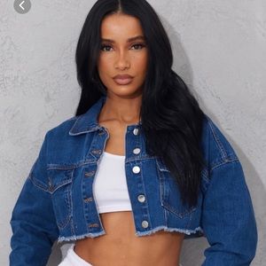 PRETTYLITTLETHING: MID WASH CROPPED JACKET